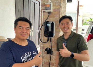 BESEN Level 2 electric car charger installed at a customer's home with two satisfied customers giving thumbs up